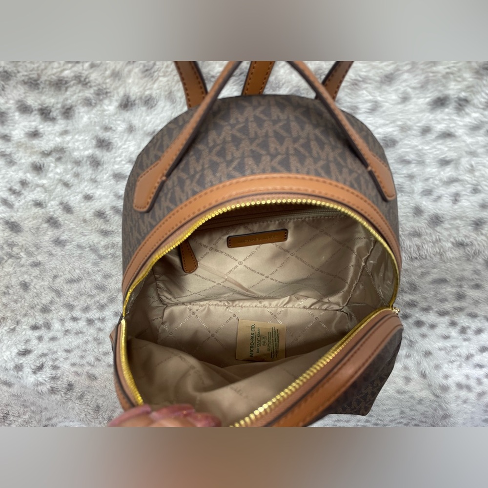 MICHAEL KORS SHEILA MEDIUM SIGNATURE LOGO BACKPACK (NEW WITHOUT TAGS) - Picture 5 of 7